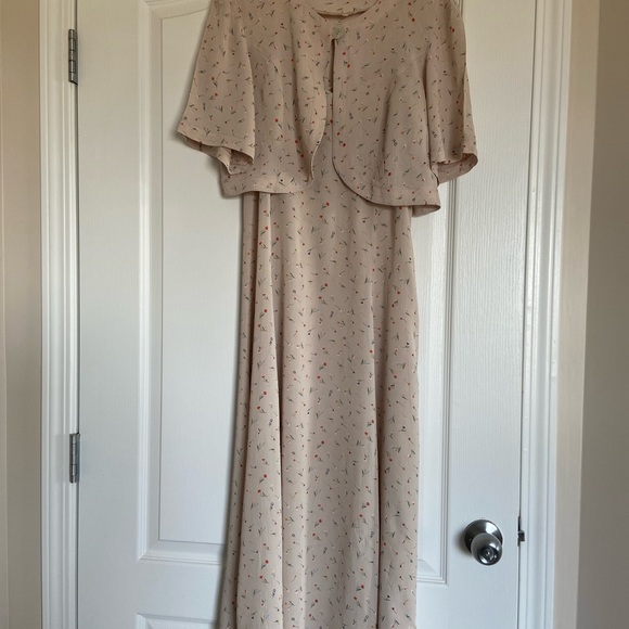 Maxi dress.  Open back. With bolero. Flower printed. Size 8 US. 100% viscoses - Picture 3 of 7